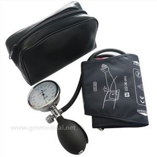 Bracciale manuale per adulti per pressione sanguigna, polsino a tubo singolo con manometro e bulbo di gonfiaggio blu scuro.